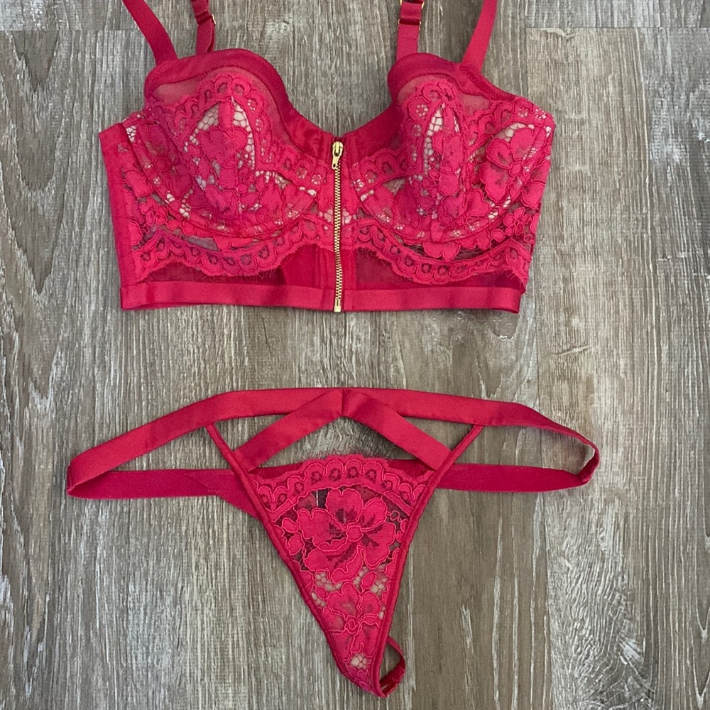 NWOT Victoria’s Secret lacey corset bra and thong panty set, 34C size L panty